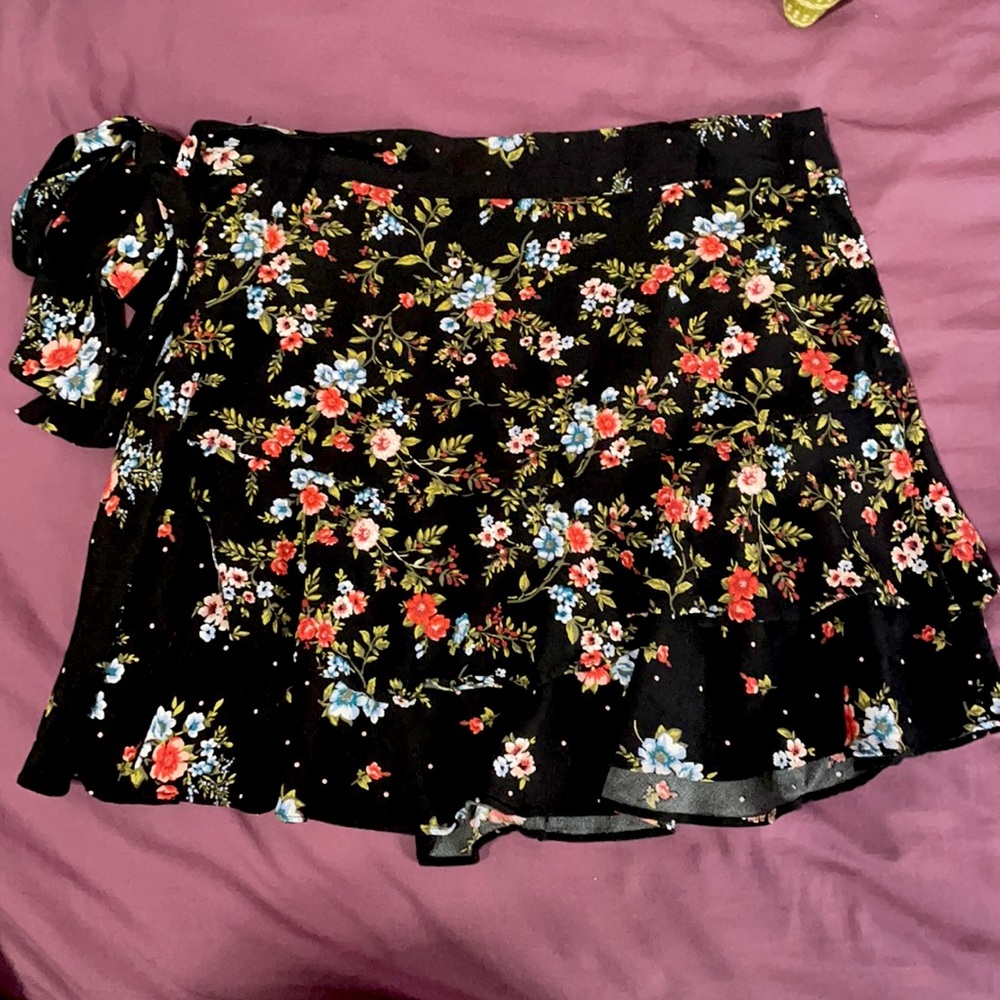 Black forever 21 floral skirt